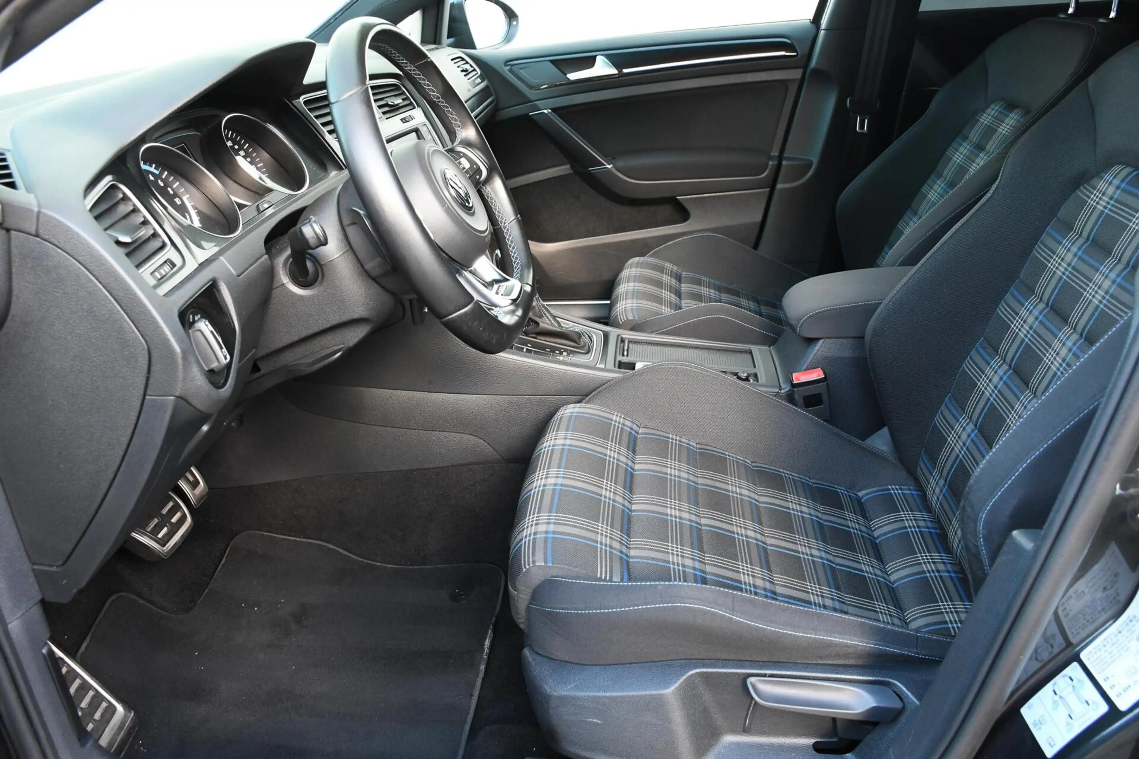 Volkswagen Golf GTE 1.4 TSI — photo 5