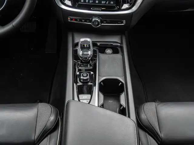 Volvo V60 Cross Country view 15
