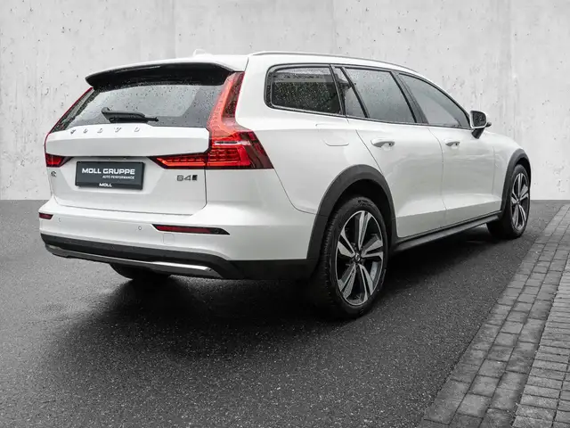 Volvo V60 Cross Country view 4