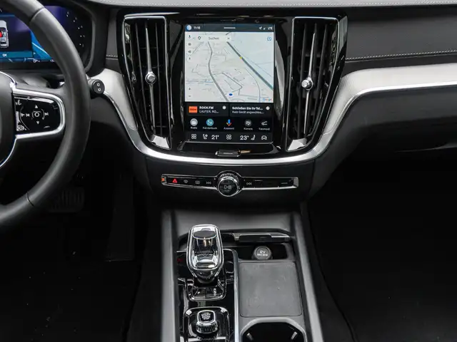 Volvo V60 Cross Country view 13