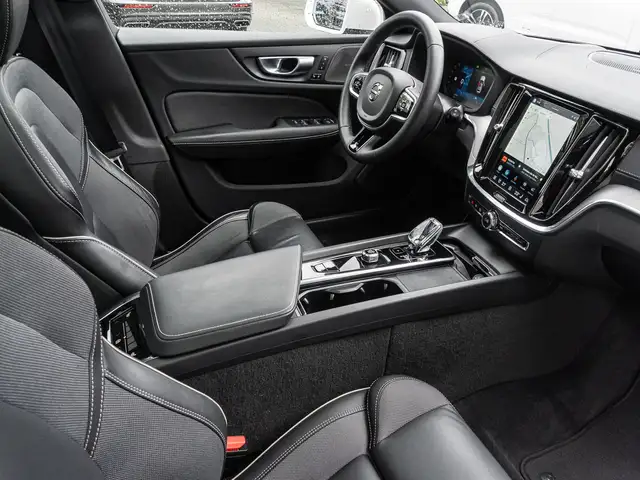 Volvo V60 Cross Country view 9