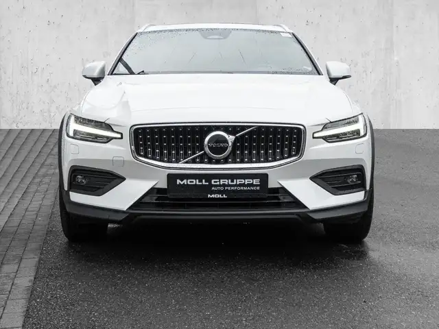 Volvo V60 Cross Country view 3