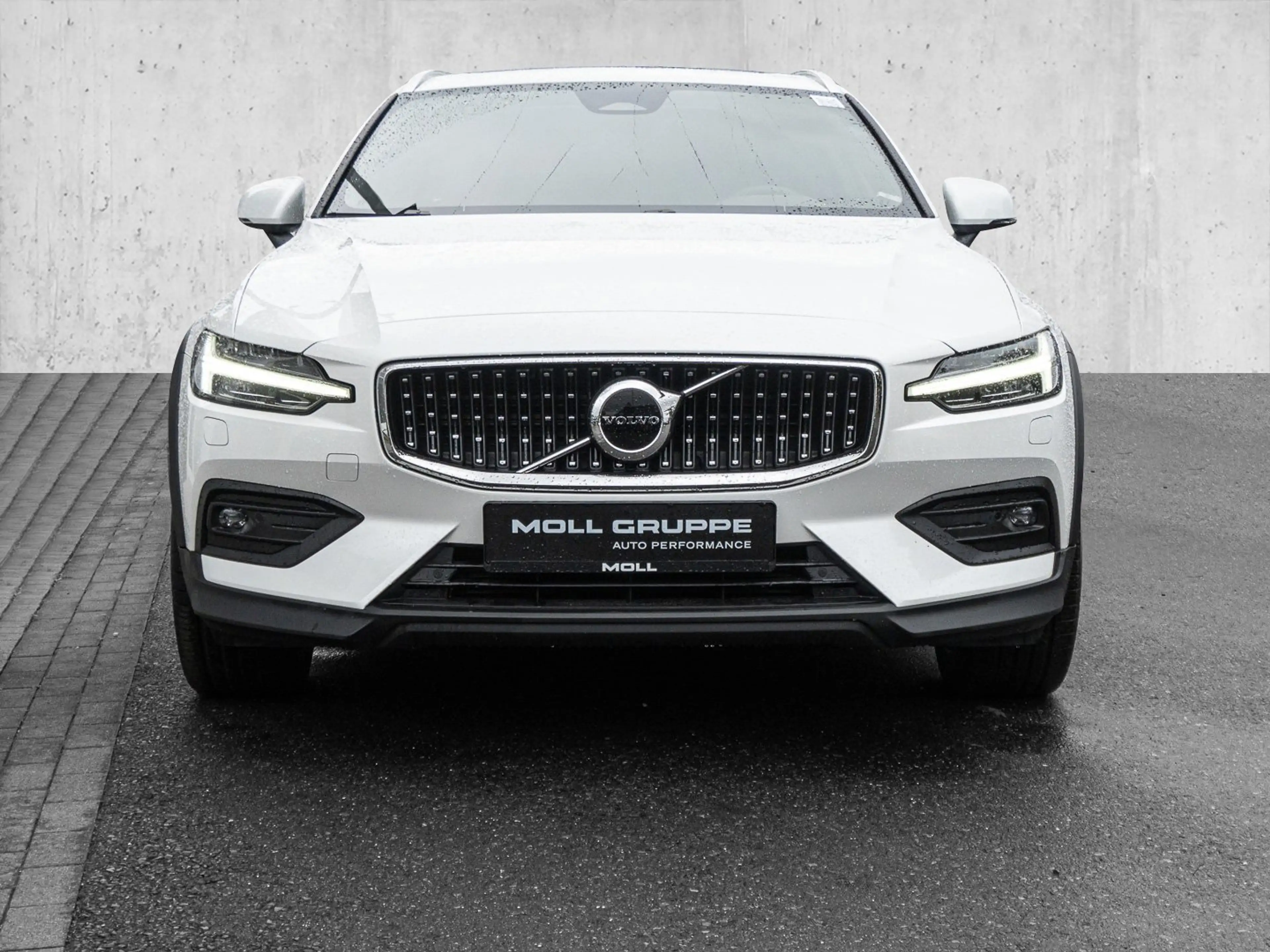 Volvo V60 Cross Country B4 AWD Ultimate Pano Harman/Kardon — photo 3
