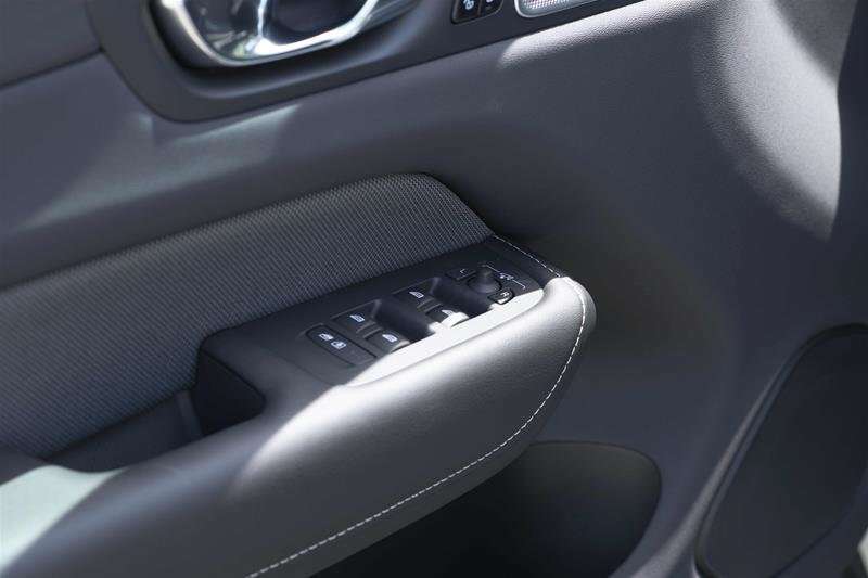 2022 Volvo XC60 R-Design B6 thumb 22