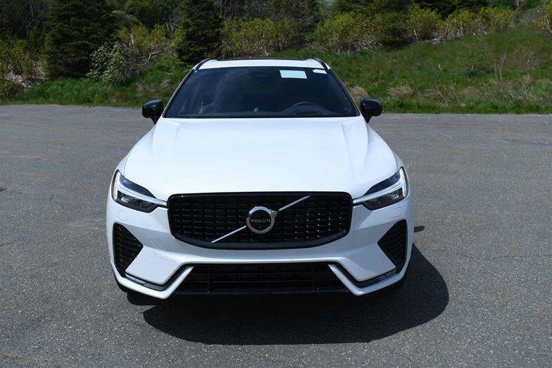 2022 Volvo XC60 R-Design B6 alt 2