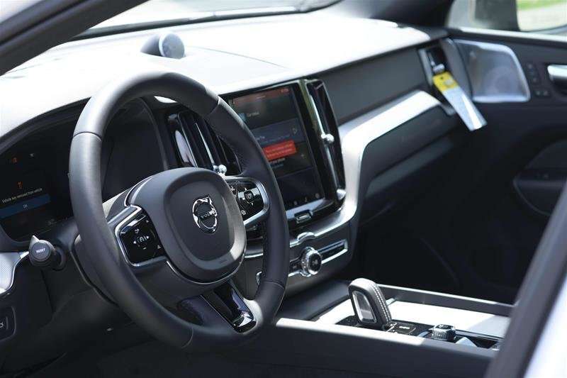 2022 Volvo XC60 R-Design B6 thumb 15