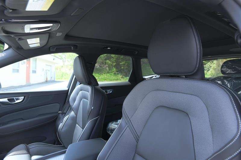 2022 Volvo XC60 R-Design B6 thumb 11