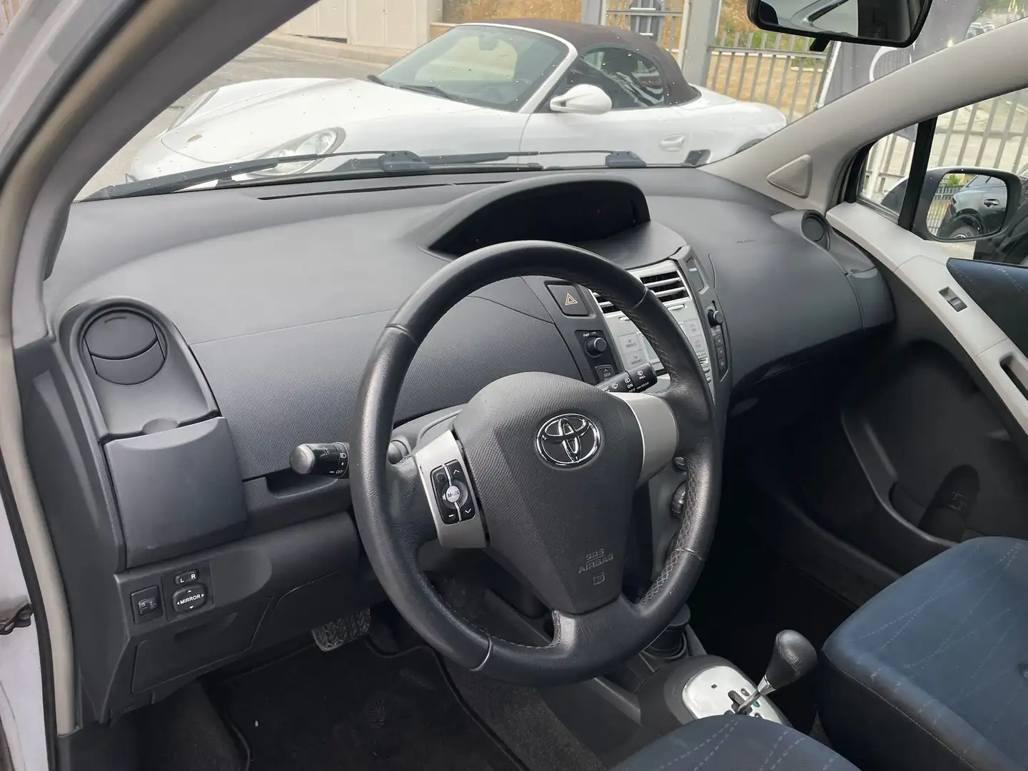 Toyota Yaris 5p 1.4 d-4d Sol m-mt Grijs - 2