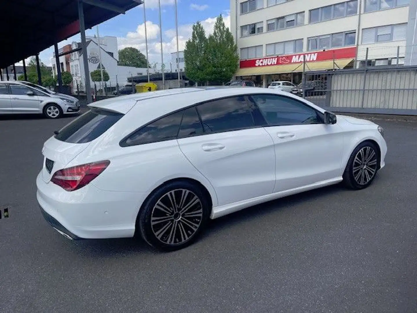 Mercedes-Benz CLA 200 Shooting Brake; Panorama, Kamera, etc Weiß - 2