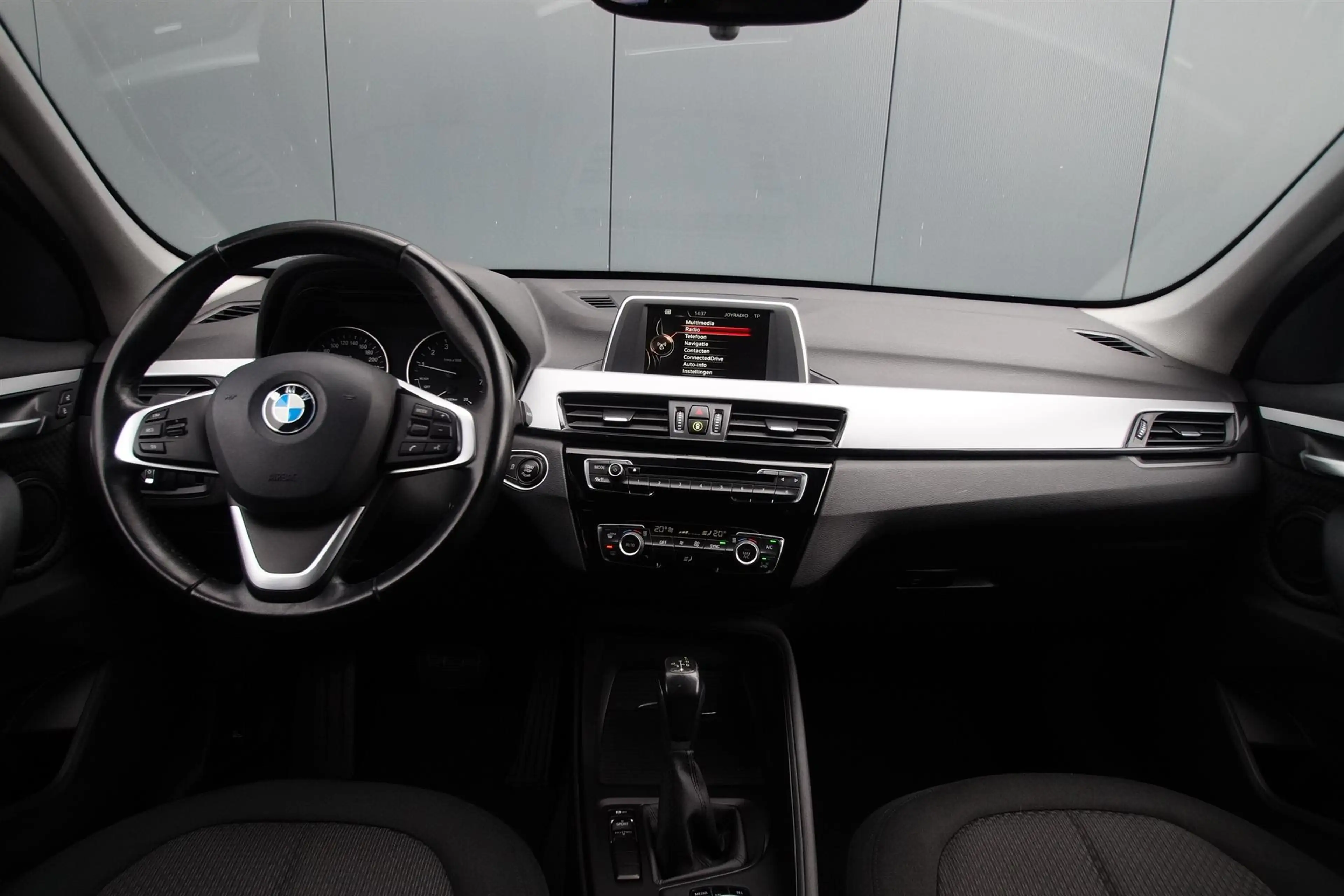 BMW X1 sDrive20 LED*PDC*Navigatie*Cruise-Control*Bluetoot — photo 2