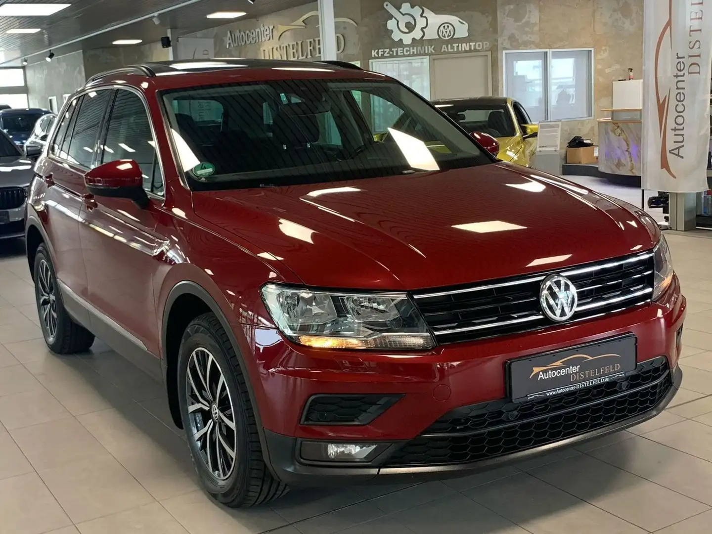 Volkswagen Tiguan Comfortline 4Motion Panorama AHK ACC Rood - 1