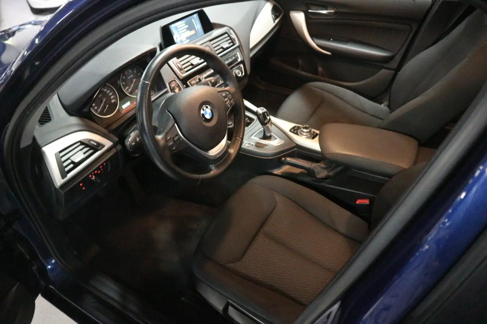 BMW 118 1-serie 118i AUTOMAAT / 17 INCH / NAP / LEUKE AUTO Blauw - 2