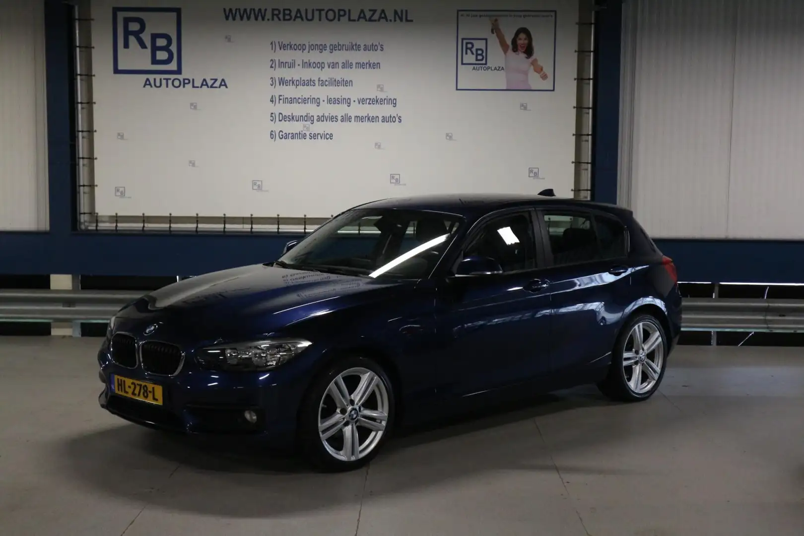 BMW 118 1-serie 118i AUTOMAAT / 17 INCH / NAP / LEUKE AUTO Blauw - 1