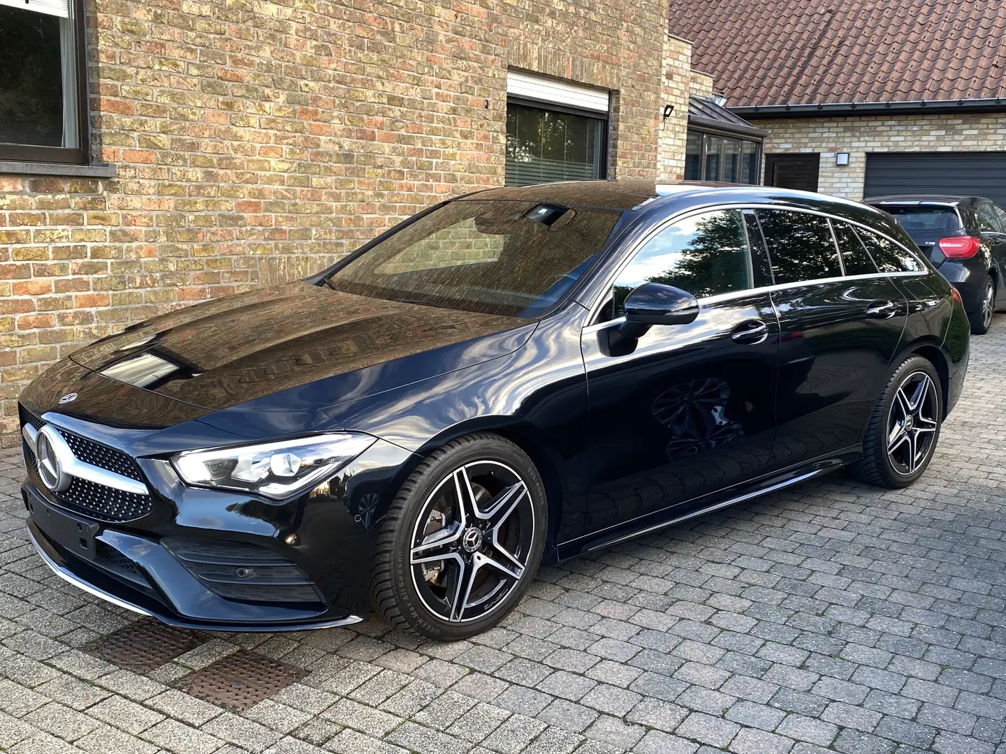 Mercedes-Benz CLA 200 Shooting Brake 7G-DCT AMG Line Noir - 2