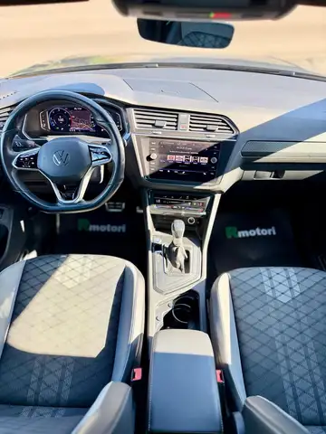 Volkswagen Tiguan view 4
