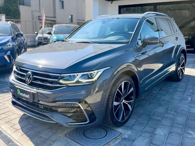 Volkswagen Tiguan view 2