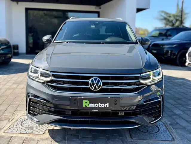 Volkswagen Tiguan view 3