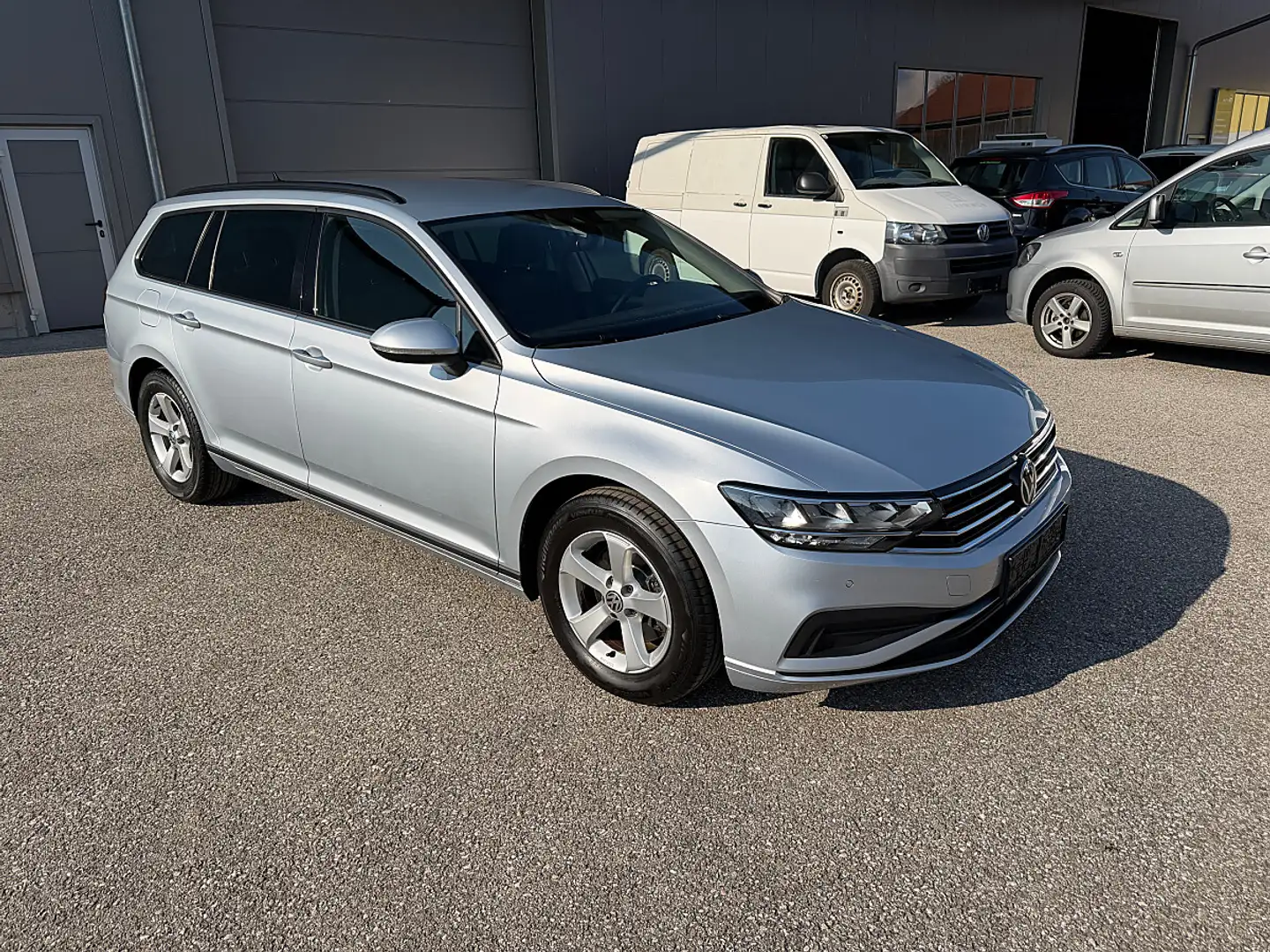 Volkswagen Passat Variant Business 2,0 SCR TDI DSG Silber - 1