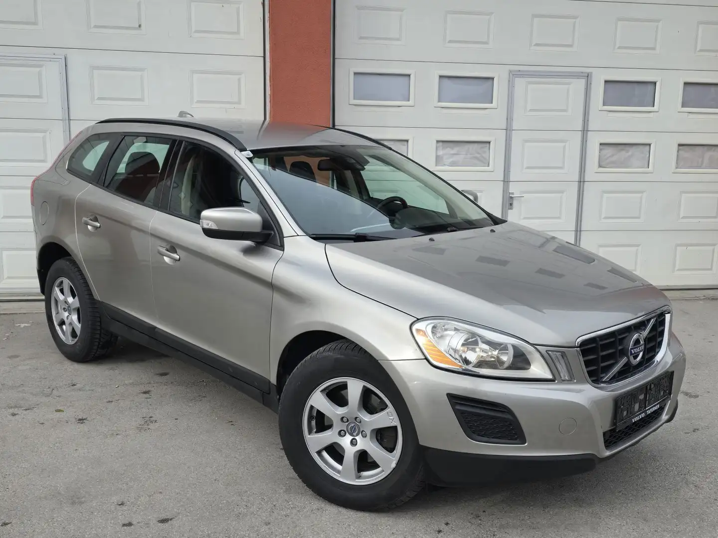 Volvo XC60 XC60 D3 AWD Kinetic Geartronic *Pickerl NEU* Grau - 2