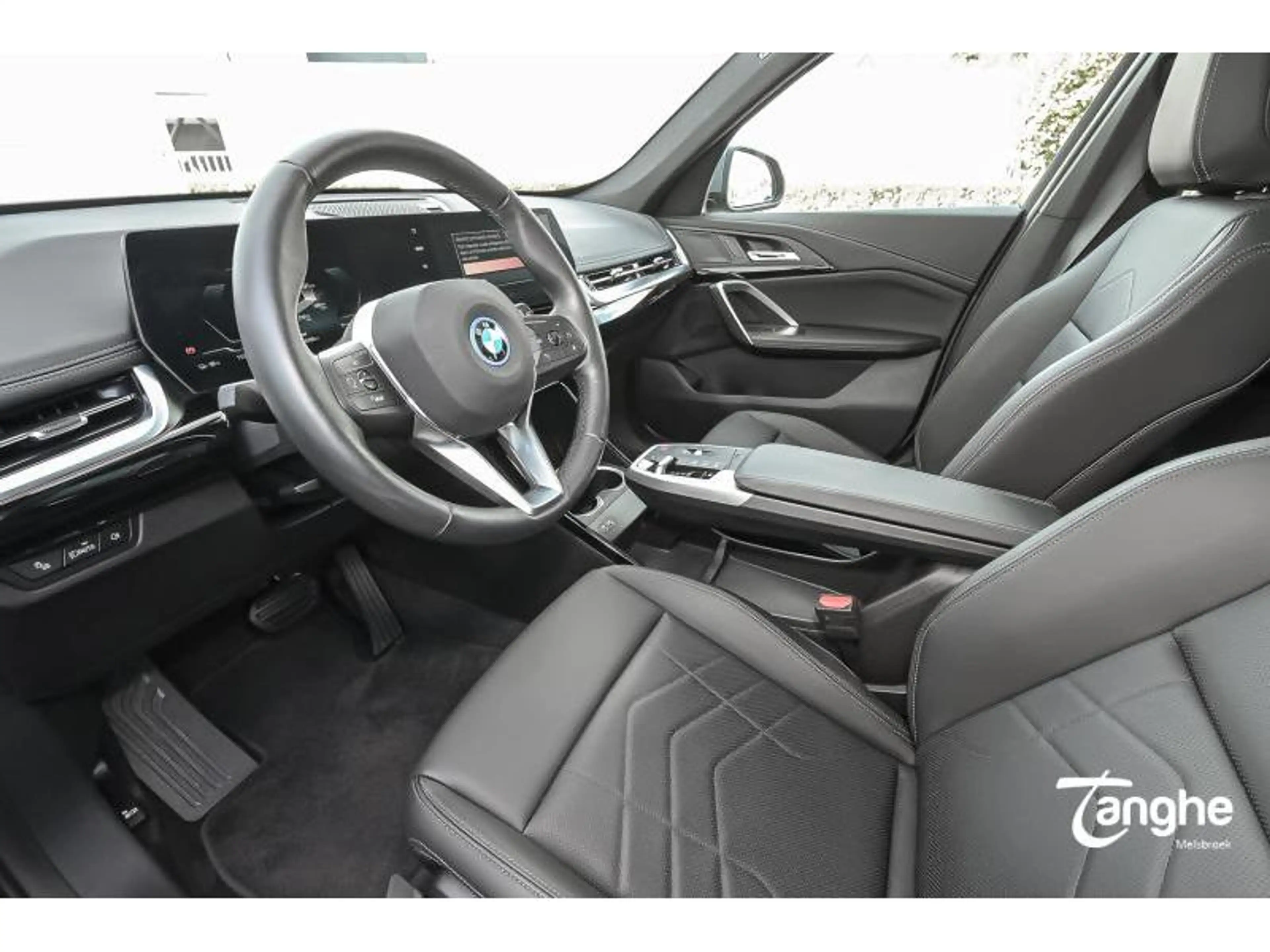 BMW iX1 eDrive20 Xline — photo 5