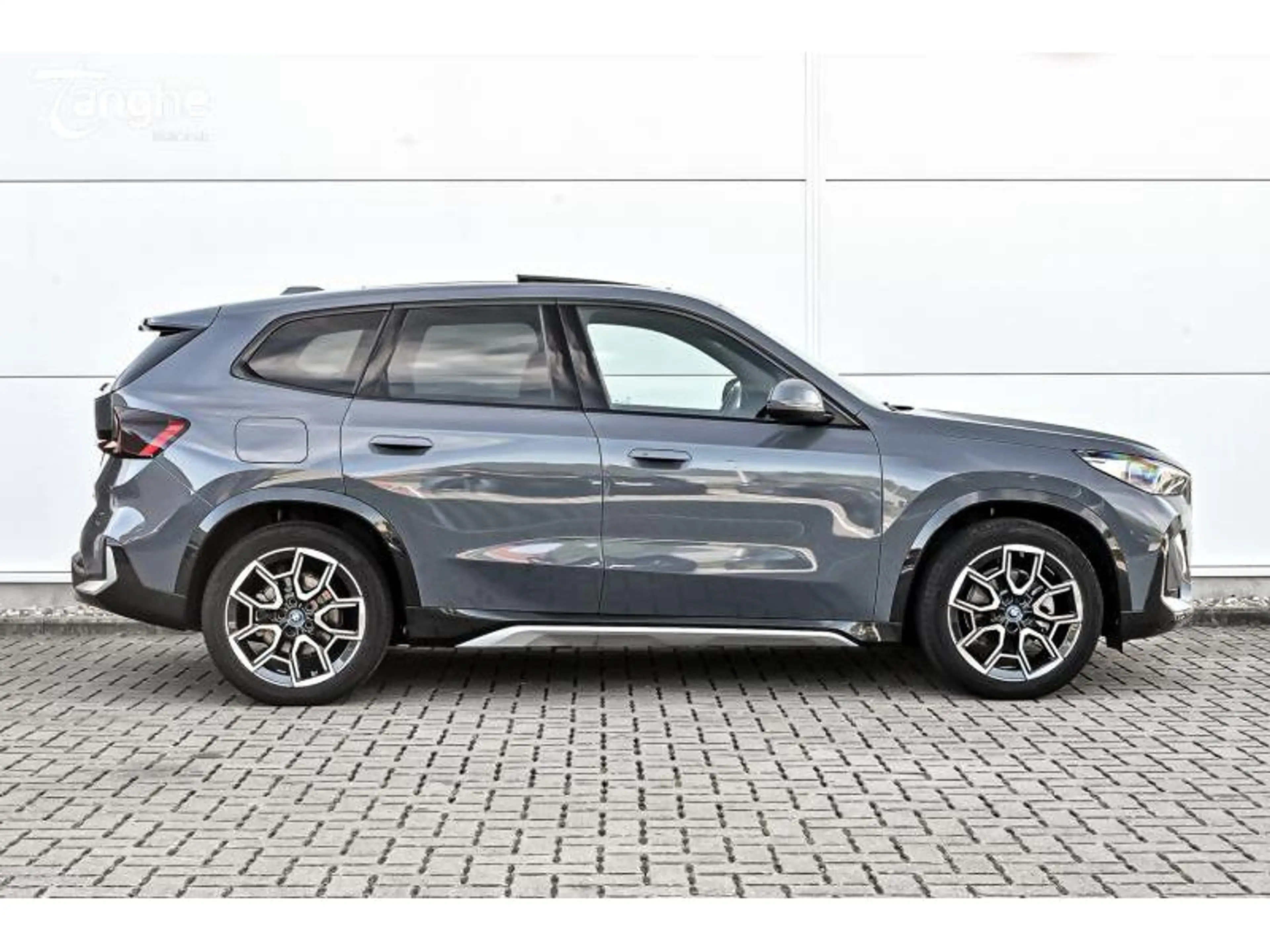 BMW iX1 eDrive20 Xline — photo 3