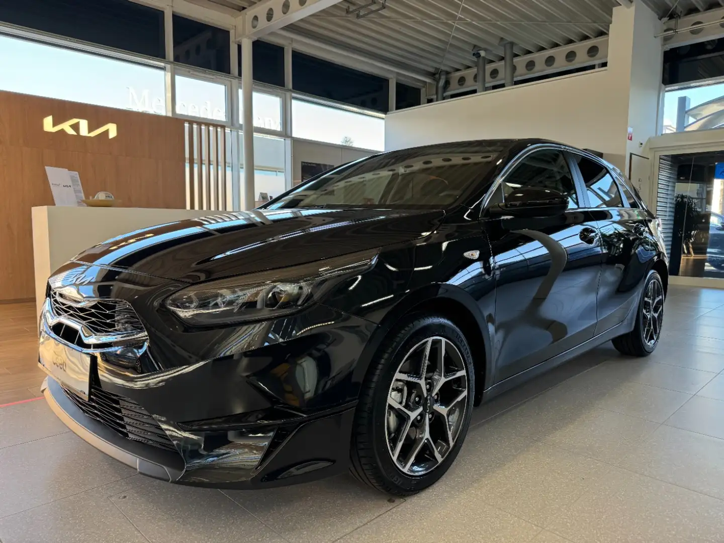 Kia Ceed / cee'd CEED SILBER 1.5 T-GDI 6MT + P2 Style Paket LED Noir - 1