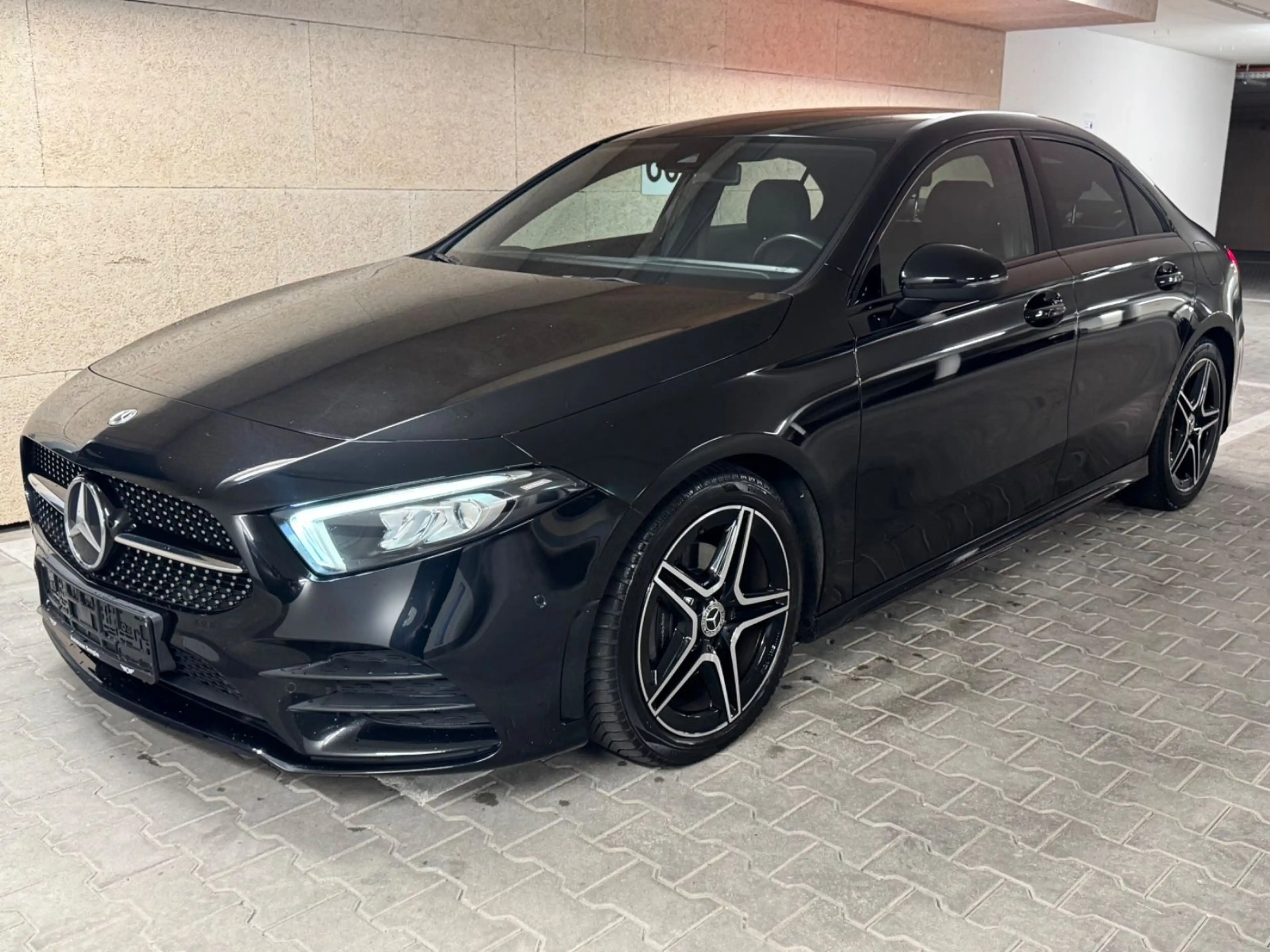 Mercedes-Benz A 180 d LIM AMG NIGHT WIDE AMBI KAM MBUX LED 2.0
