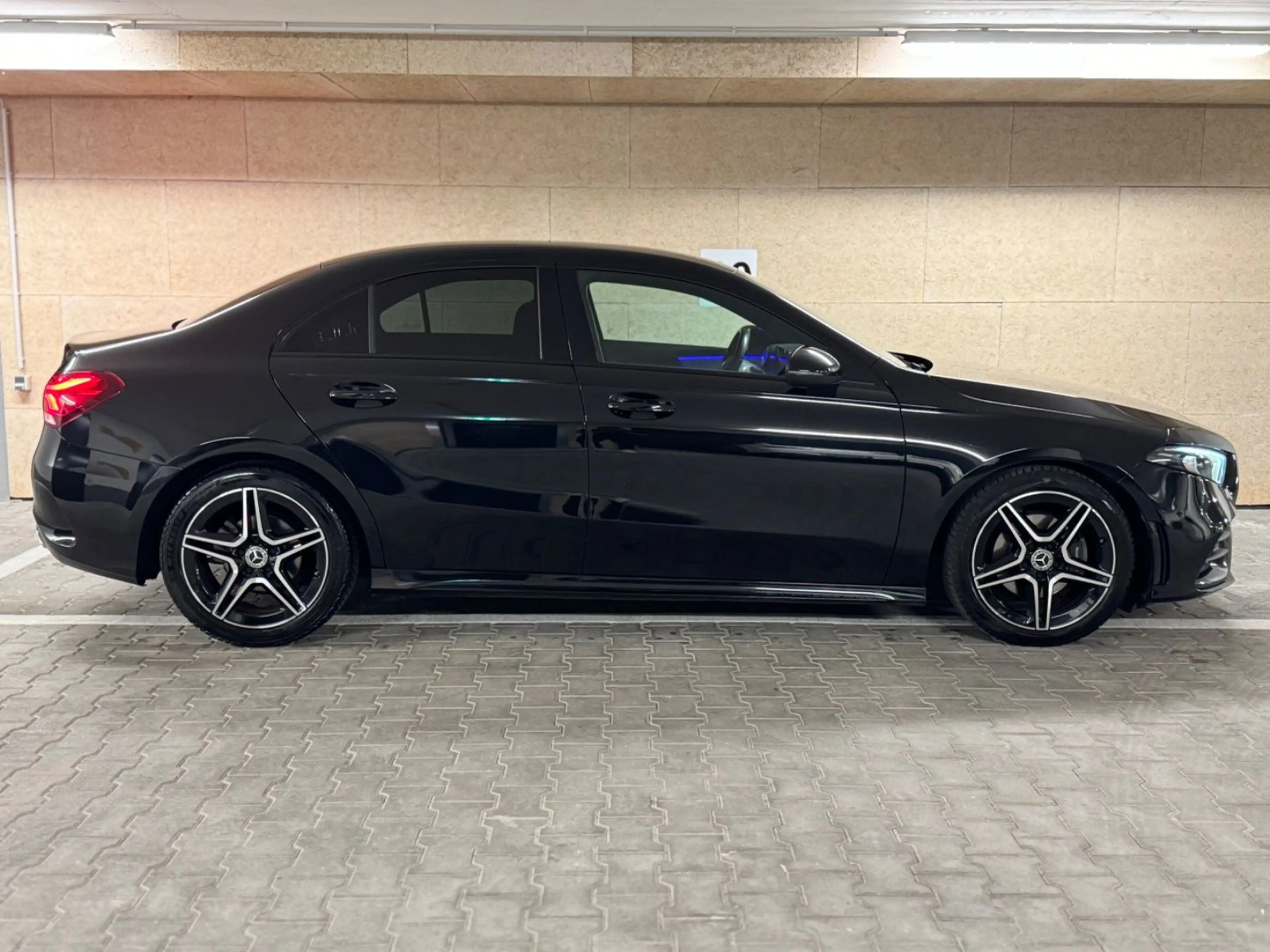 Mercedes-Benz A 180 d LIM AMG NIGHT WIDE AMBI KAM MBUX LED 2.0 — photo 11