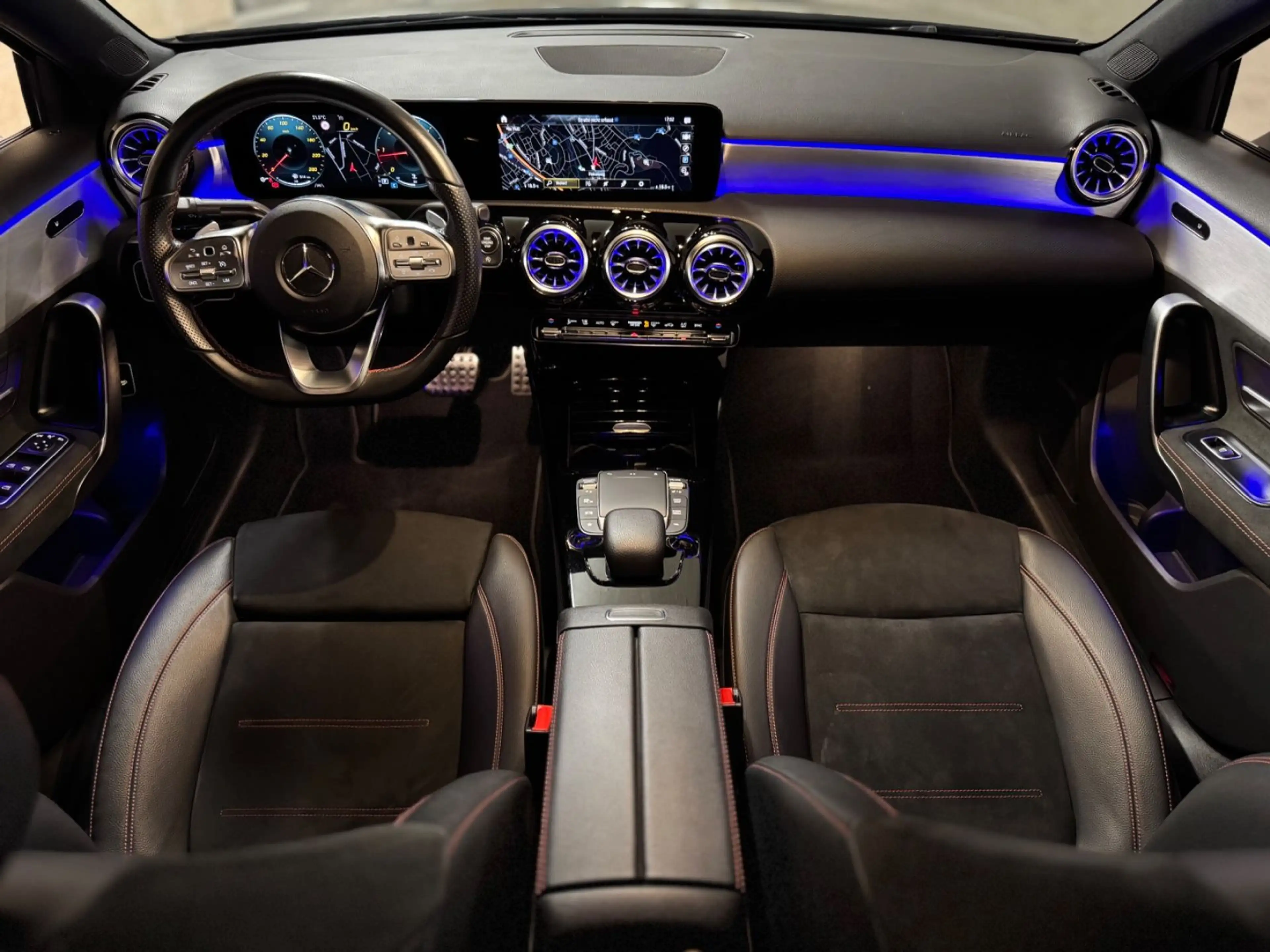 Mercedes-Benz A 180 d LIM AMG NIGHT WIDE AMBI KAM MBUX LED 2.0 — photo 2