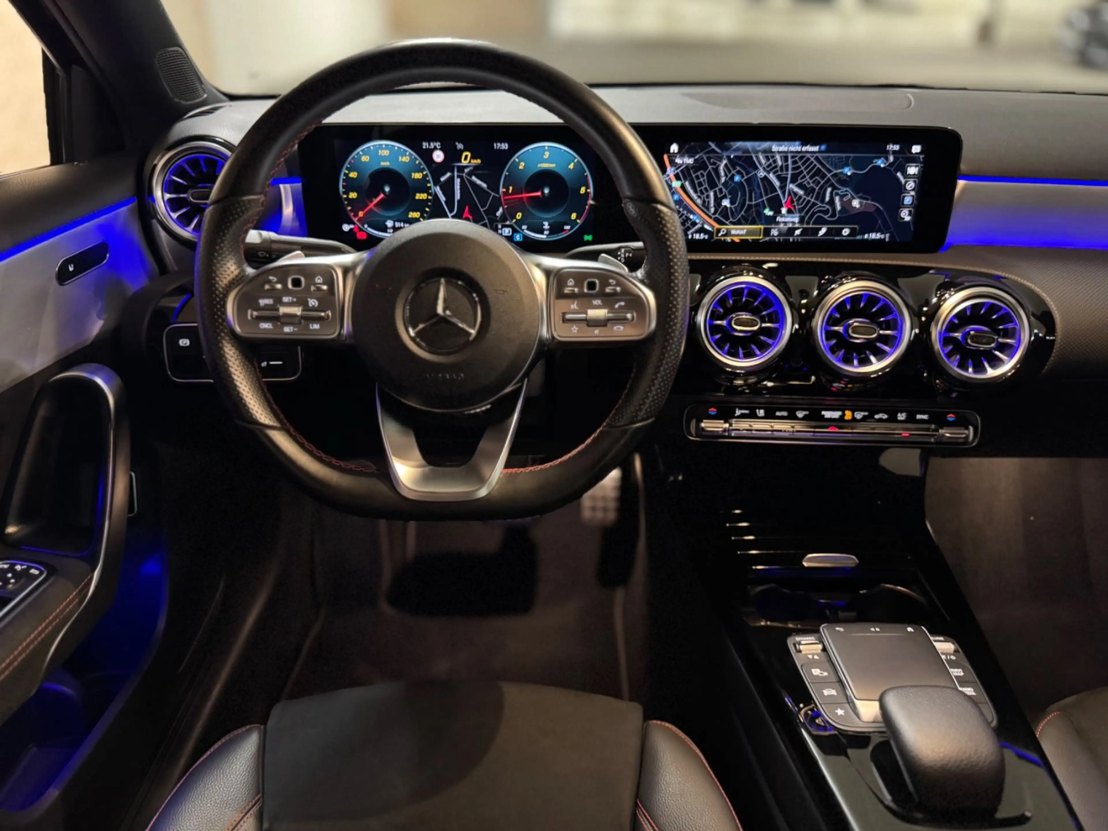 Mercedes-Benz A 180 d LIM AMG NIGHT WIDE AMBI KAM MBUX LED 2.0 — photo 6