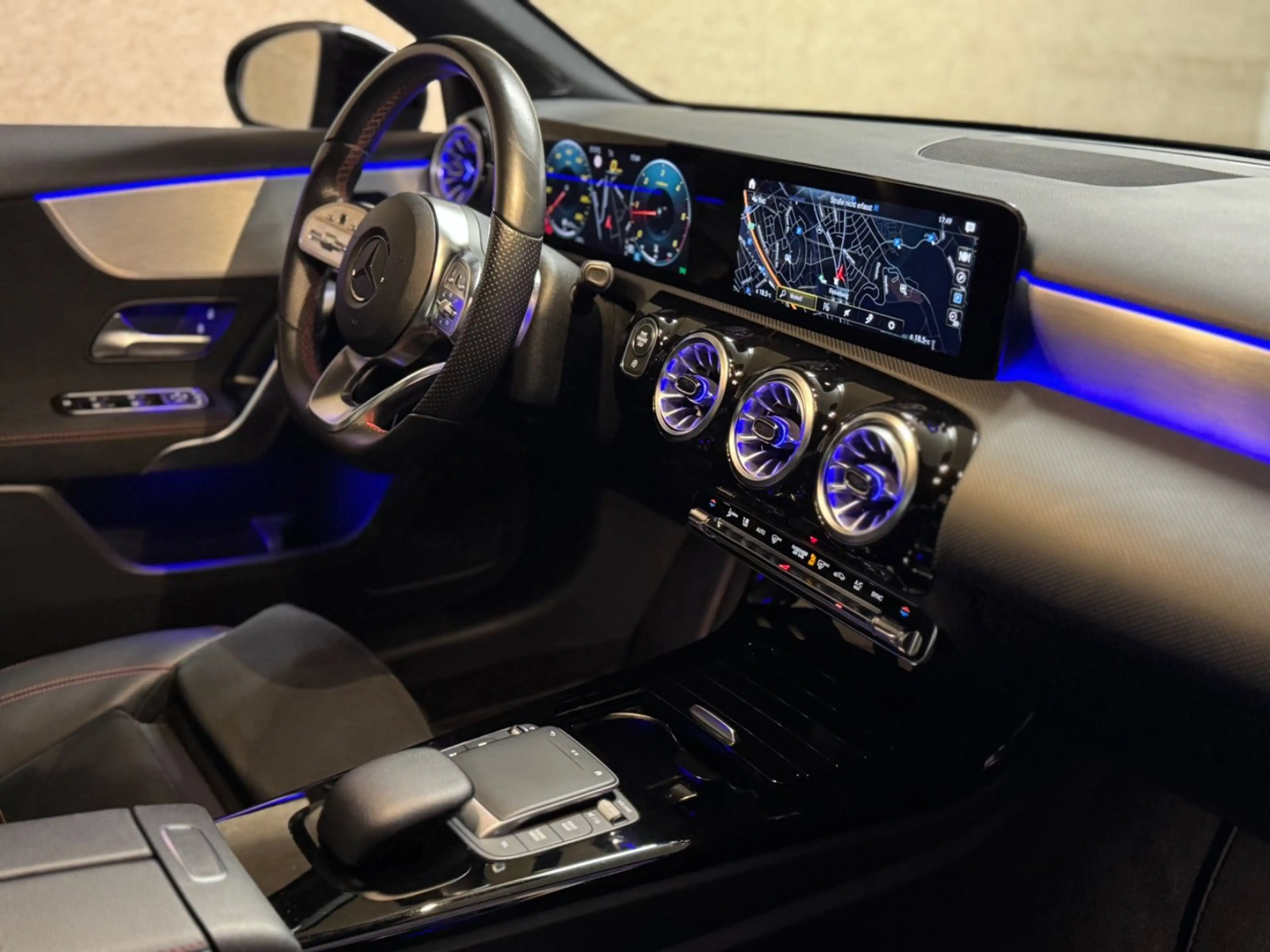 Mercedes-Benz A 180 d LIM AMG NIGHT WIDE AMBI KAM MBUX LED 2.0 — photo 3