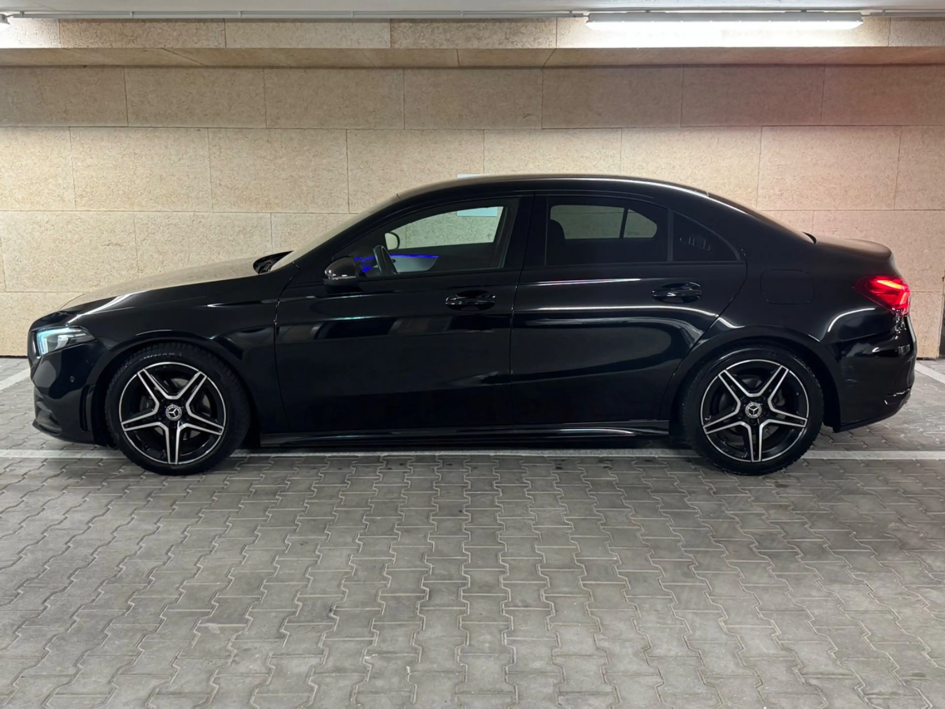 Mercedes-Benz A 180 d LIM AMG NIGHT WIDE AMBI KAM MBUX LED 2.0 — photo 4