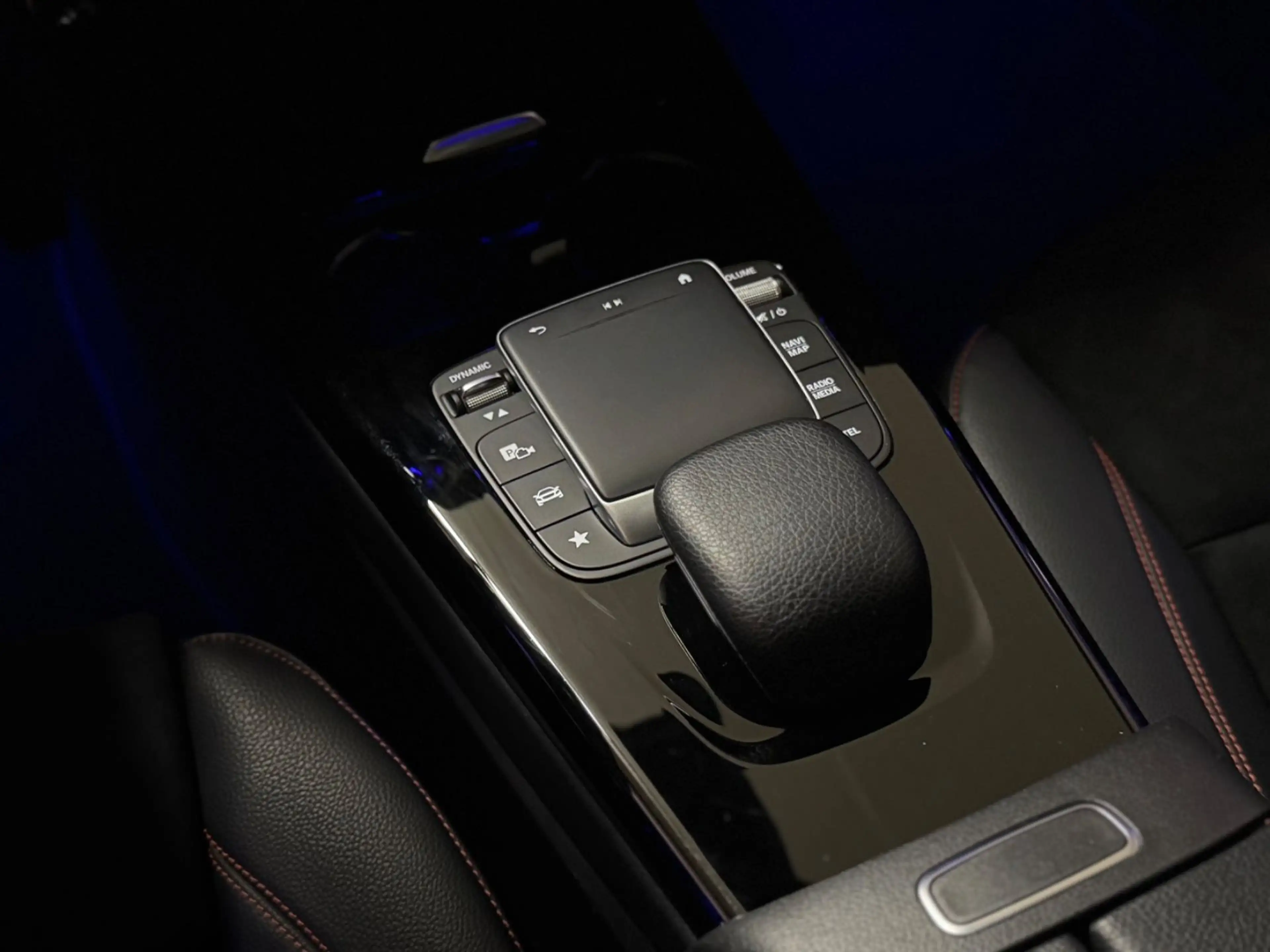 Mercedes-Benz A 180 d LIM AMG NIGHT WIDE AMBI KAM MBUX LED 2.0 — photo 19