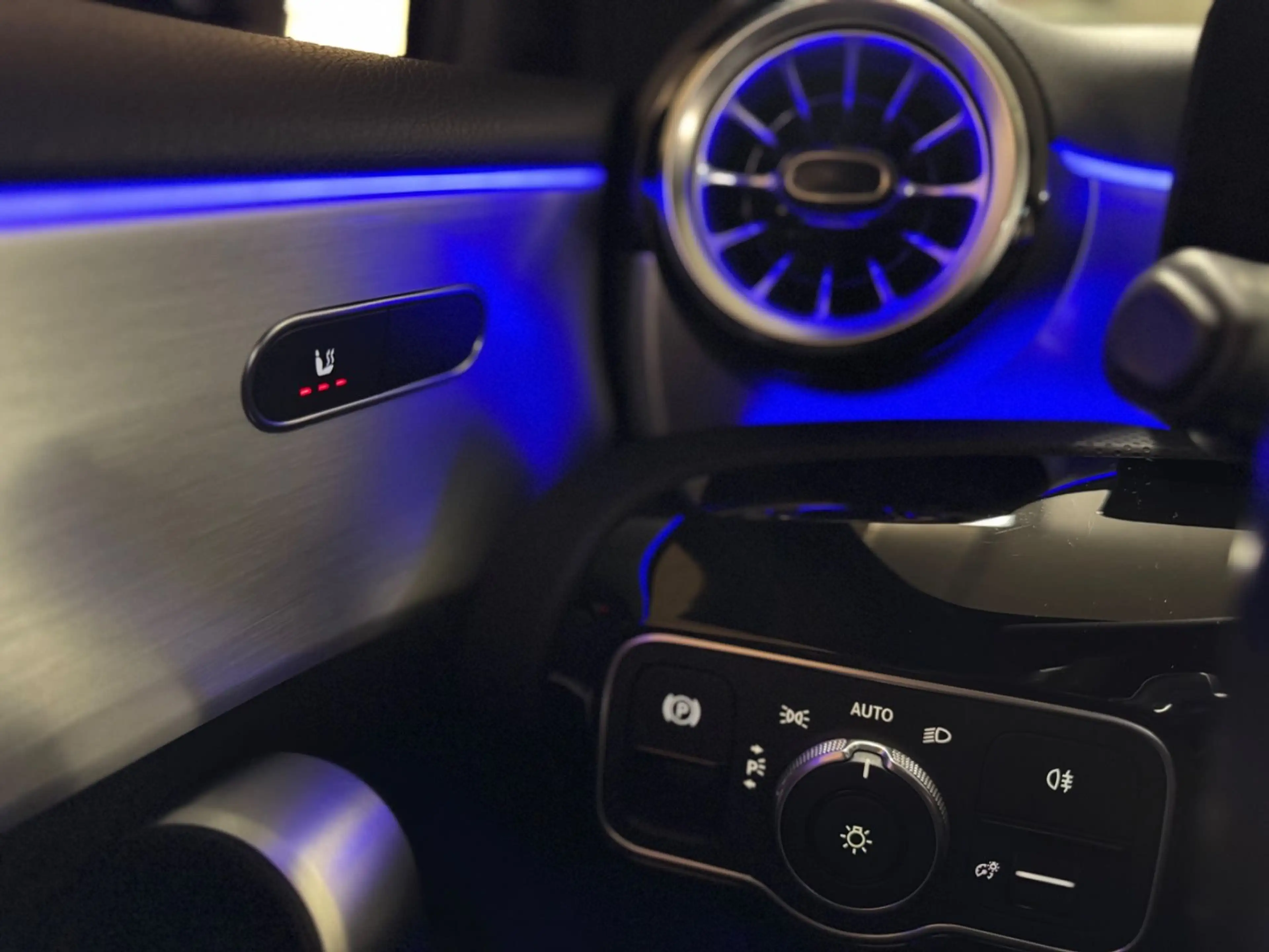 Mercedes-Benz A 180 d LIM AMG NIGHT WIDE AMBI KAM MBUX LED 2.0 — photo 24