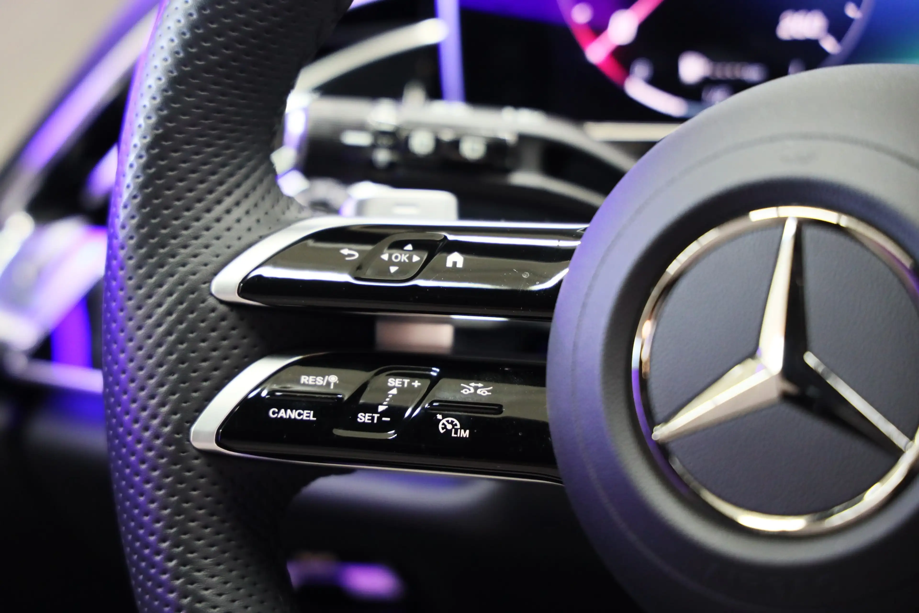 Mercedes-Benz E 300 e T AMG Premium Plus SUPERSCREEN Massage Distronic — photo 15