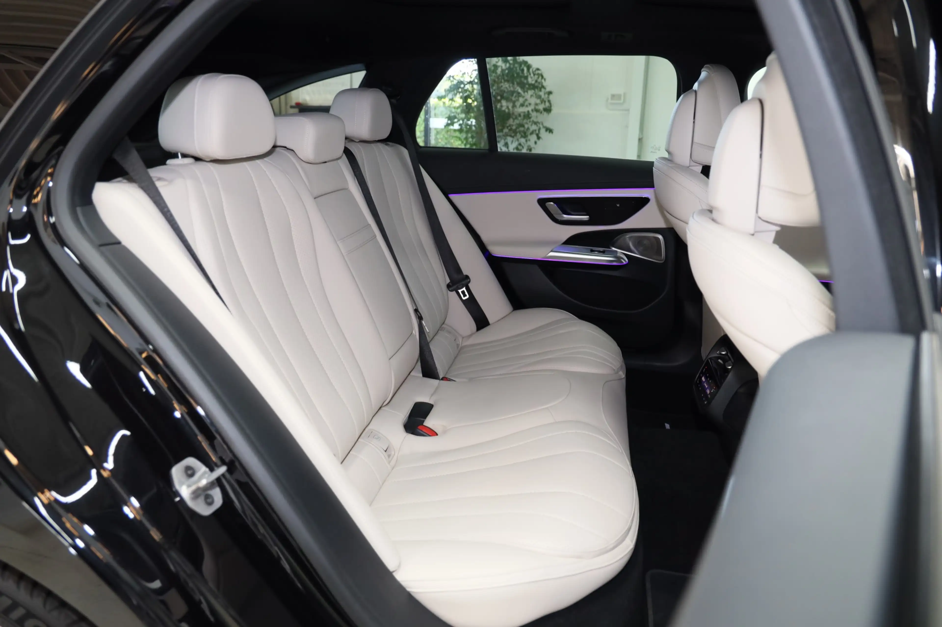 Mercedes-Benz E 300 e T AMG Premium Plus SUPERSCREEN Massage Distronic — photo 11