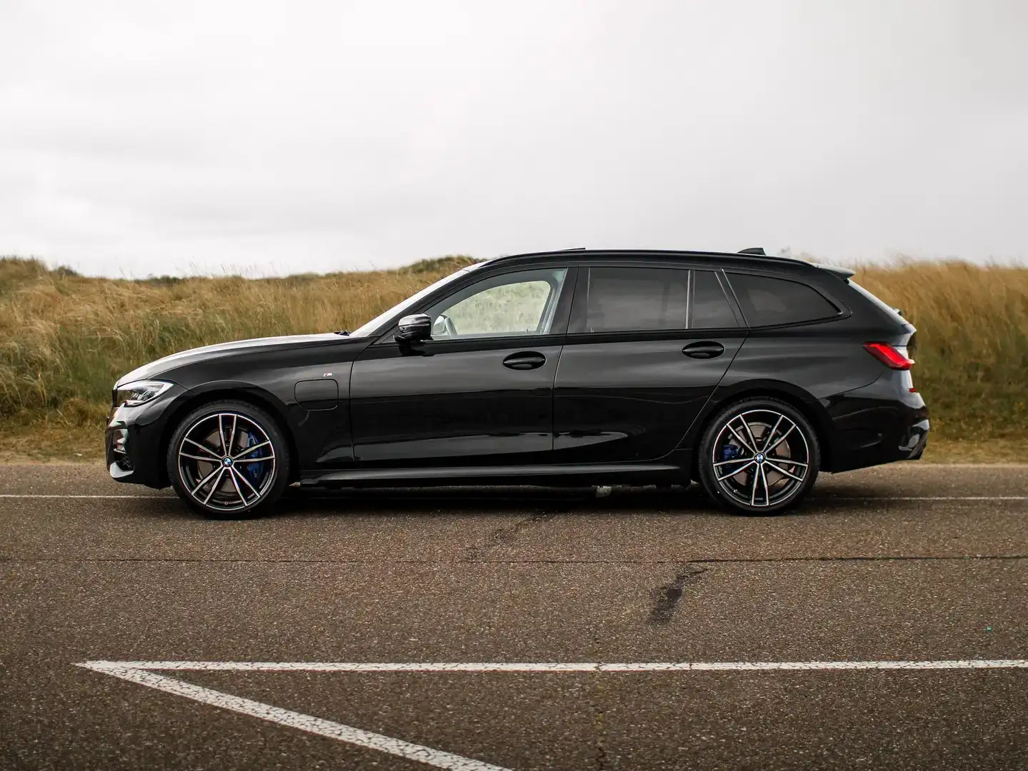 BMW 330 Touring M Sport Pano Laser Head Up Memory Trekhaak Zwart - 2
