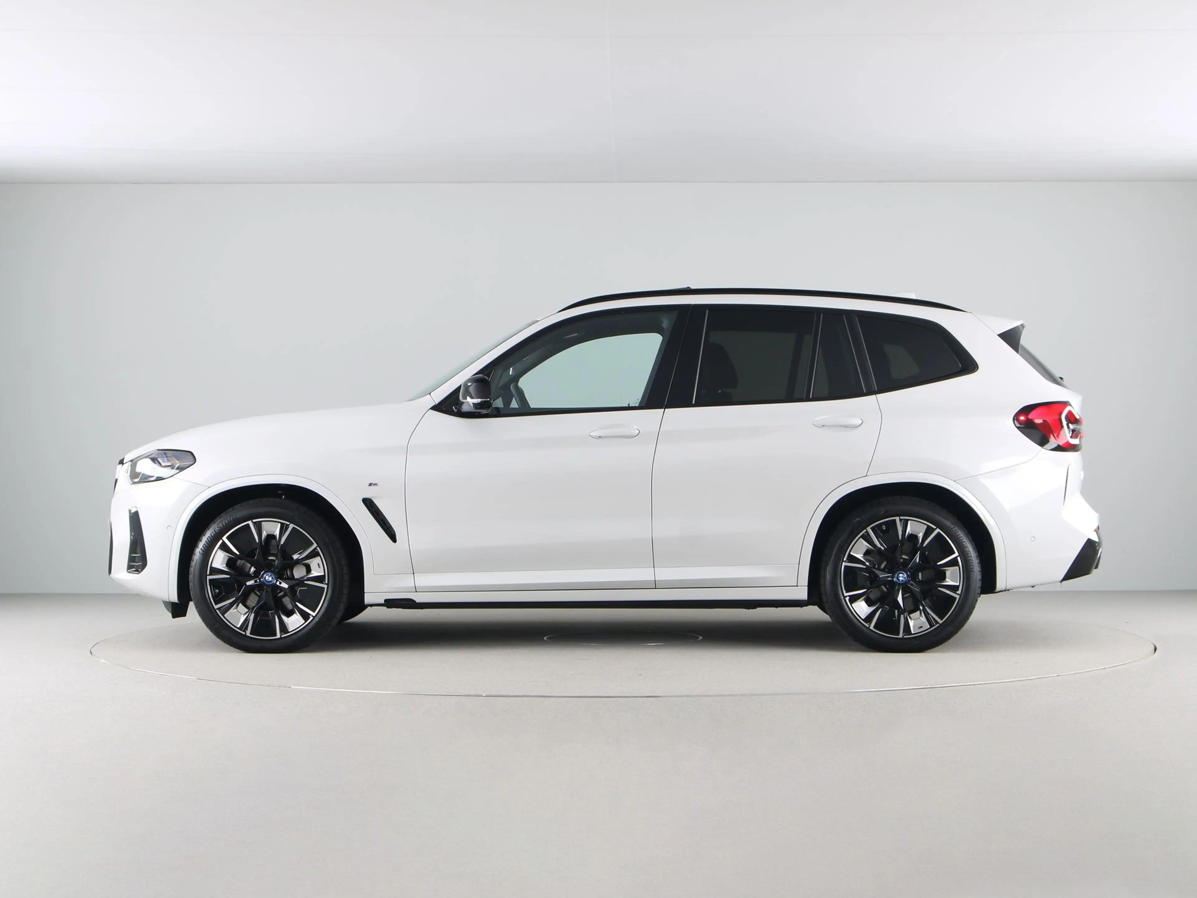 BMW iX3 High Executive Edition 80 kWh M-Sport — photo 12