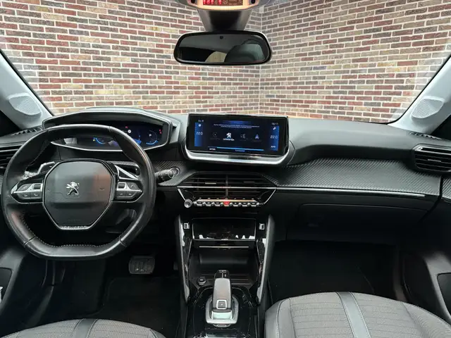 Peugeot 208 view 11