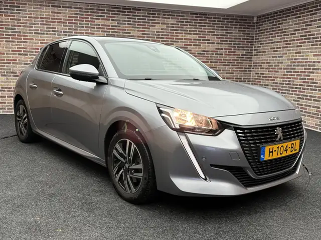 Peugeot 208 view 4