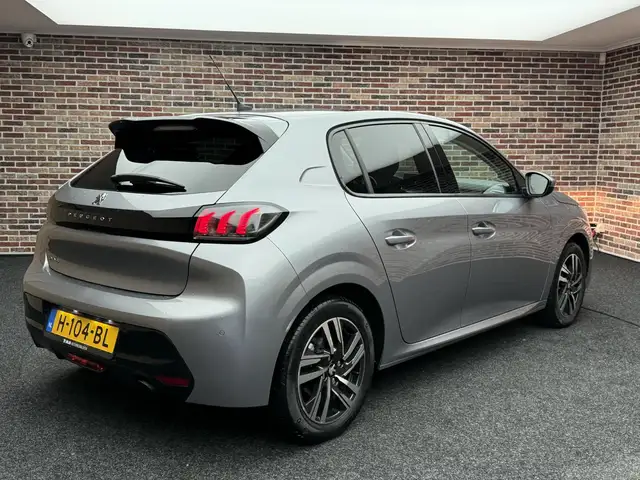 Peugeot 208 view 2