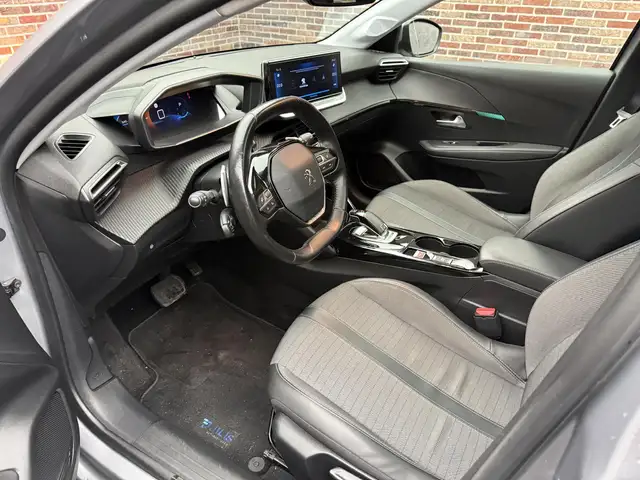 Peugeot 208 view 3