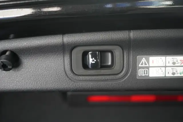 Mercedes-Benz C-Class view 30