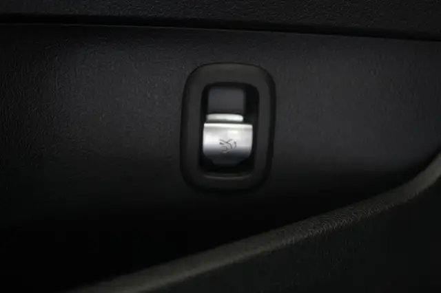 Mercedes-Benz C-Class view 27