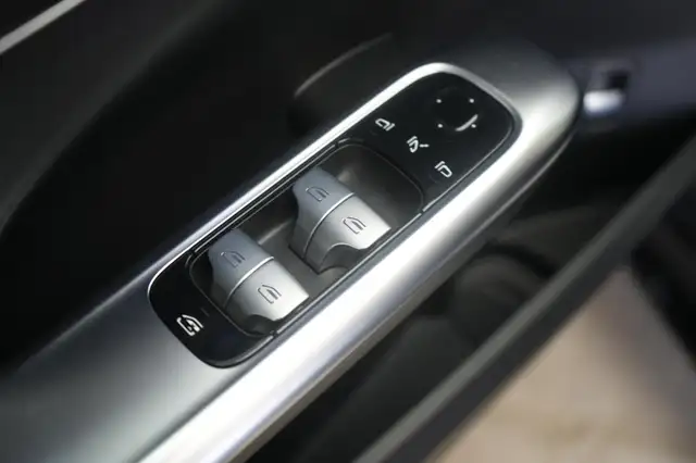 Mercedes-Benz C-Class view 25