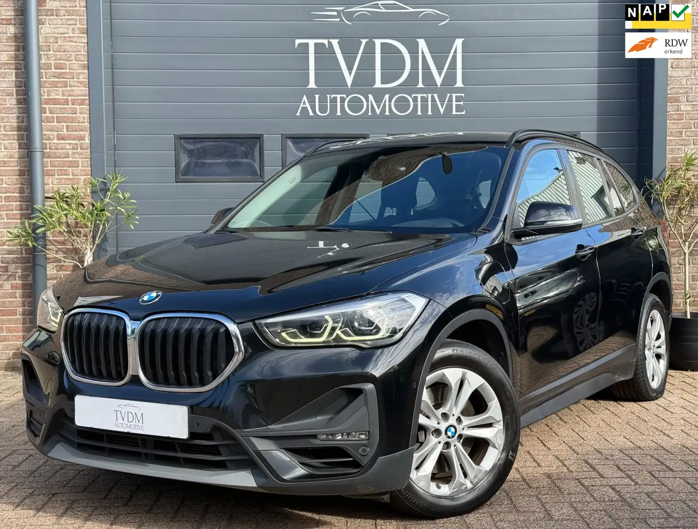 BMW X1 XDrive25e Executive|TREKHAAK|NAVI|CLIMATE|LED|CRUI Zwart - 1