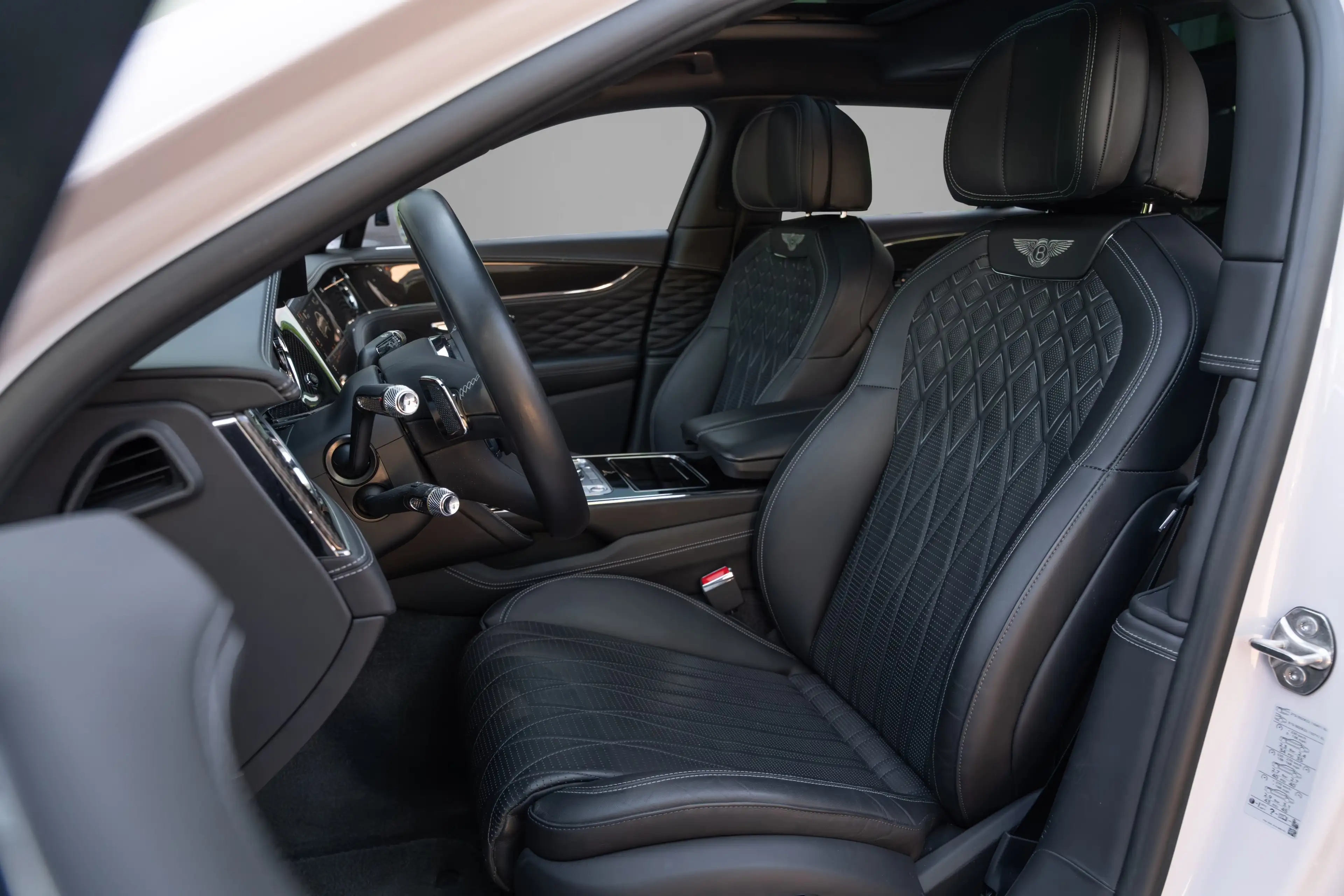 Bentley Flying Spur V8 — photo 10