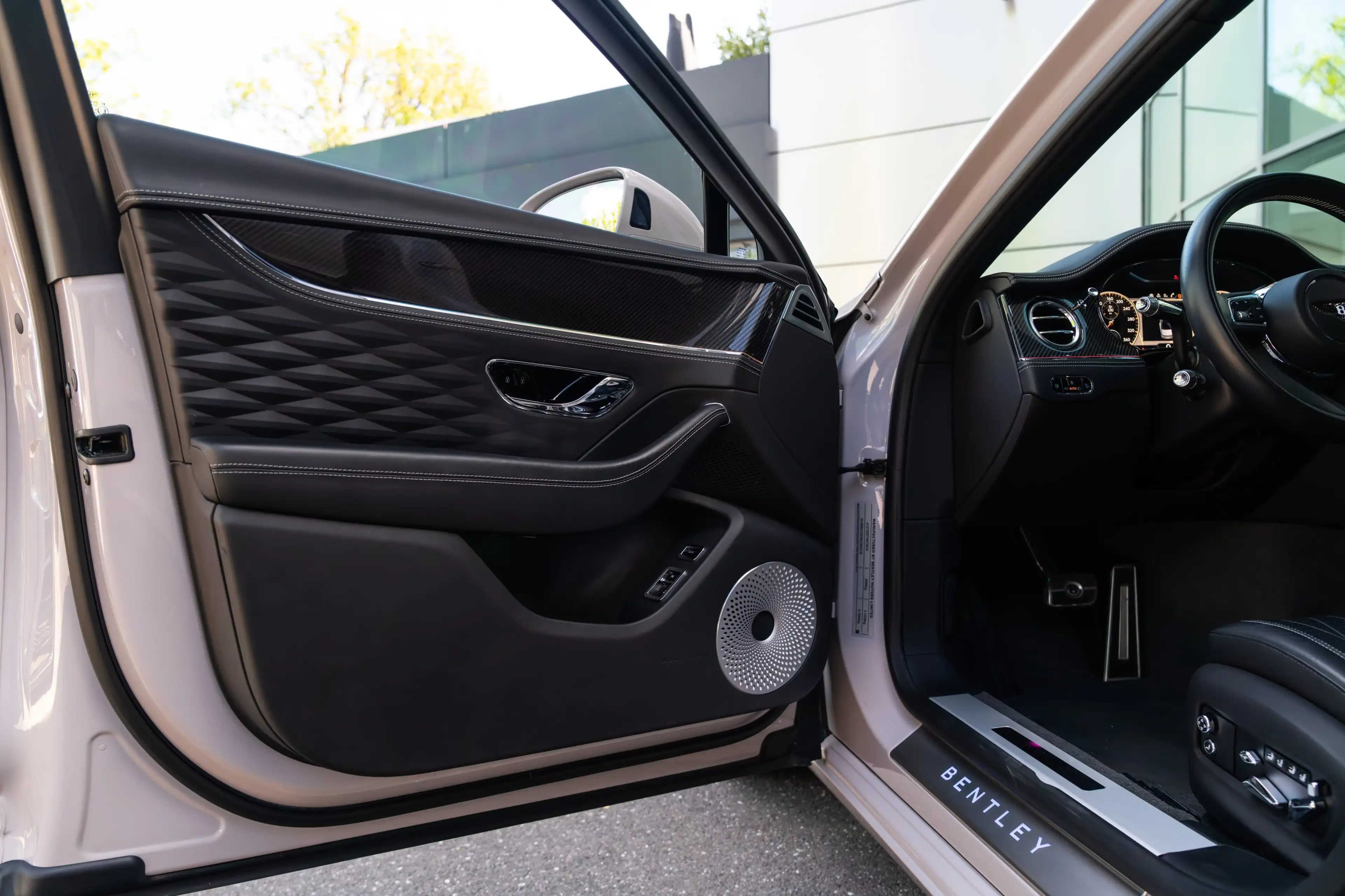 Bentley Flying Spur V8 — photo 9