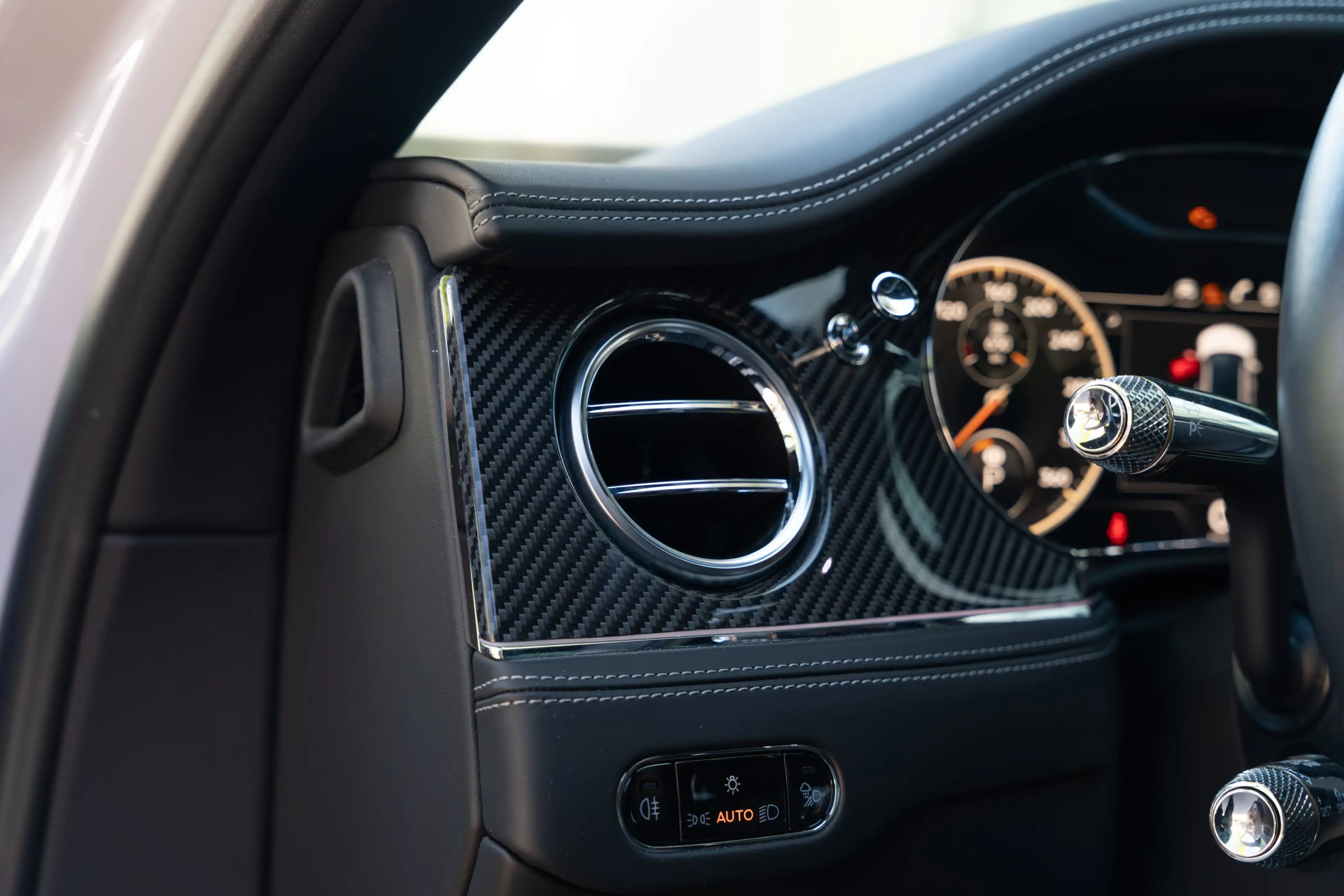 Bentley Flying Spur V8 — photo 15