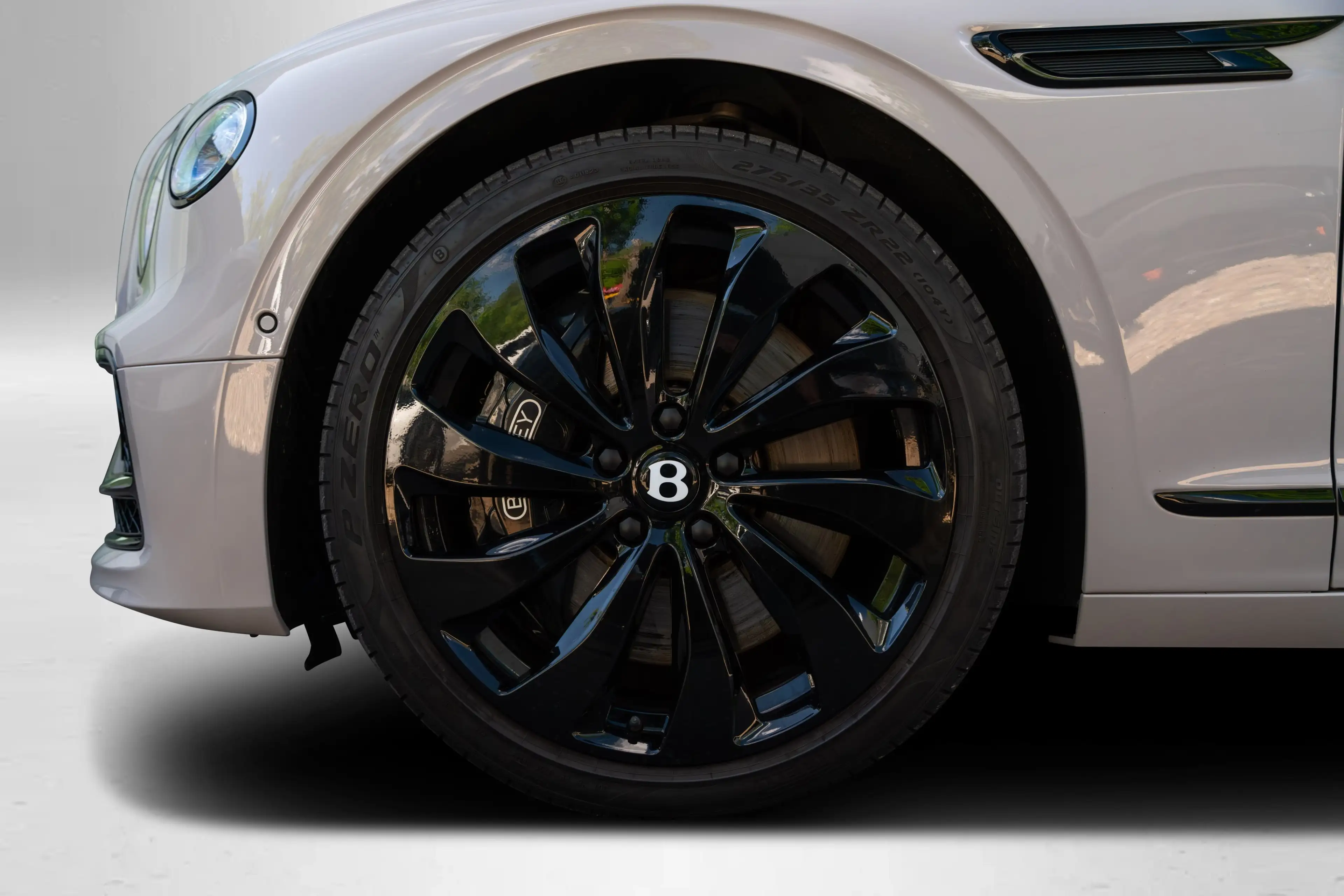 Bentley Flying Spur V8 — photo 8